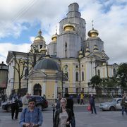 モスクワ駅の西側1 kmの少し離れた場所にあるロシア正教の大聖堂