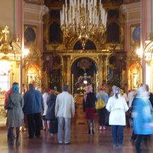 内部では儀式が進行中でした