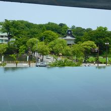 中から見た水プールと千秋公園