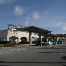 建物前にひさしがありますが、日よけにはなっていないですね