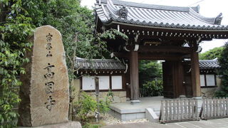 門と屋根に葵の紋が見ごたえあります。