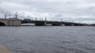 ネバ川に架かる長いトロイツキー橋