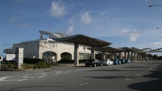 ターミナル前に大きなシーサーが飾ってある