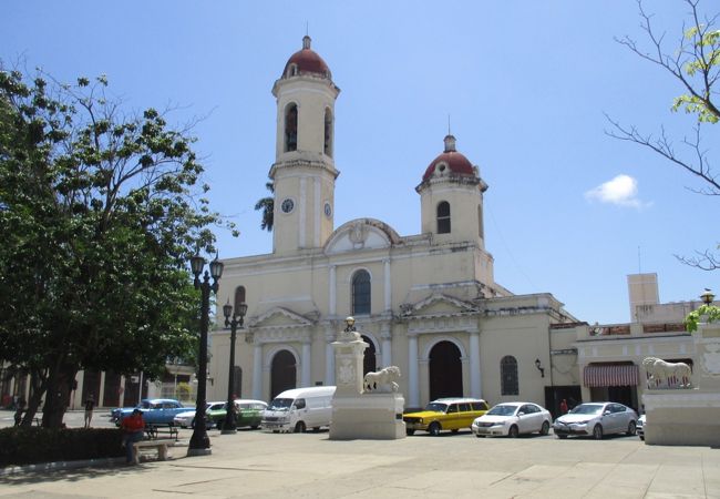 シエンフエゴスとは「南の真珠」の意味があり、その旧市街の広場に面している大聖堂です。