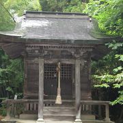 戸ノ口堰洞穴近くの小さな神社