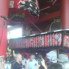 金曜日の「三社祭大行列」にて、山車が仁王門の下をくぐります