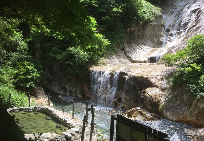 滝の前に温泉と足湯