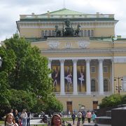 以前はプーシキン劇場とも呼ばれていたアレクサンドリンスキー劇場