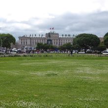 イサク広場の緑地で、前方はマリインスキー宮殿