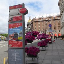 市内循環の観光バスもこの広場で乗り降りできます