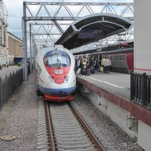 駅に停車中の列車