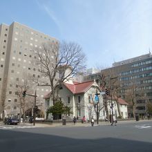 築１００年以上、今やビル街に埋もれてます