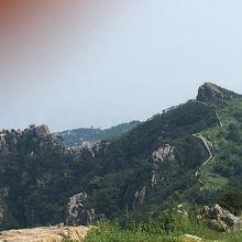 山のかなたまでつ続く韓国版万里の長城