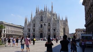 大聖堂の西側にある大きな広場です！