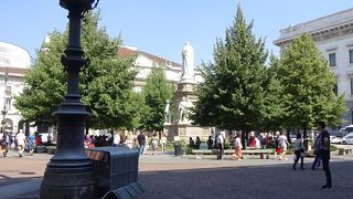 スカラ座とマリーノ宮殿の間にある広場です。