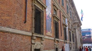 ブレラ絵画館の西側にある通りです。