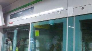 乗り換えは高架から地下、横移動も相当距離があります