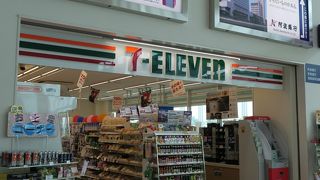 空港の1階にあります