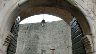 西のメインの門、入口です。