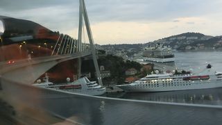 メインの入り口にかかる橋です