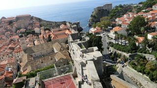 ヒレ門を入って直ぐ左にある大きな建物