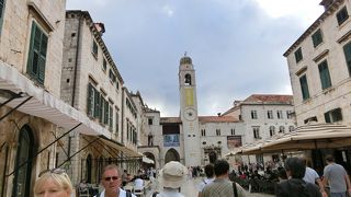 ベルタワーの前の広場で大勢の人がいた