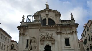 ルジャ広場にある立派な教会です