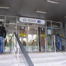 メトロ駅の入口