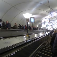 エスカレータが長く、ホームは深い場所にあります