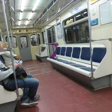 混んでいないメトロ車両