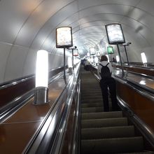 登りエスカレータも長い