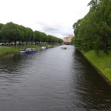 公園北側にはモイカ川が流れています