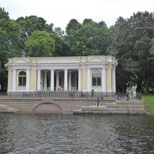 モイカ川から見た公園、船着き場と立派な建物がありました