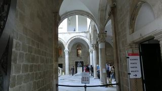 1階がレストランの市庁舎