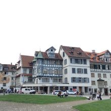 木組みのチョコレート屋さんの左隣リにあります。