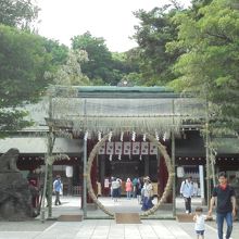 朱塗りの中雀門