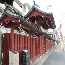 旧甲州街道の歩道はせまいです