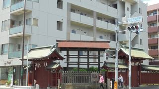 現在も交通の要衝に立つ（高札場）　