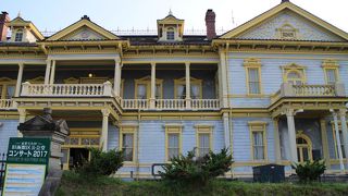 コロニアルスタイルの西洋館