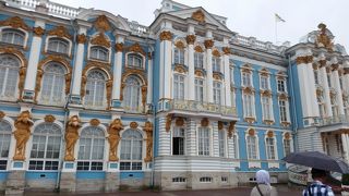 金ぴかの豪華な宮殿