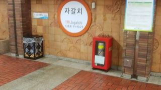 駅構内はほんのりと市場の匂いが漂っている