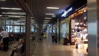 アクセスは良いが、ターミナルは狭くて混雑