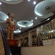 ロビーの人形がベトナムポイです。