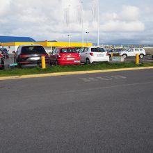 Flybusなどのバス停は建物から少し離れたところにあります