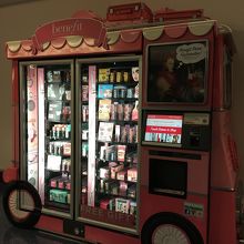 空港内にコスメの自販機を発見