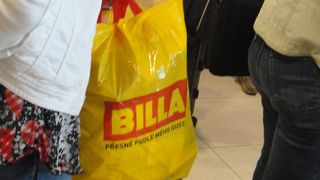 BILLAの黄色い袋を持っている人が多かった。