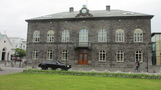 予備知識がなければ絶対に国会議事堂だと思わないような建物だと思いました