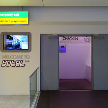 ターミナル４到着口のすぐ近くにあるYotel。空港内にあり外