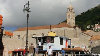 ドミニコ会修道院の高い鐘楼が目立つ