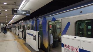 みなとみらい地区を貫く鉄道